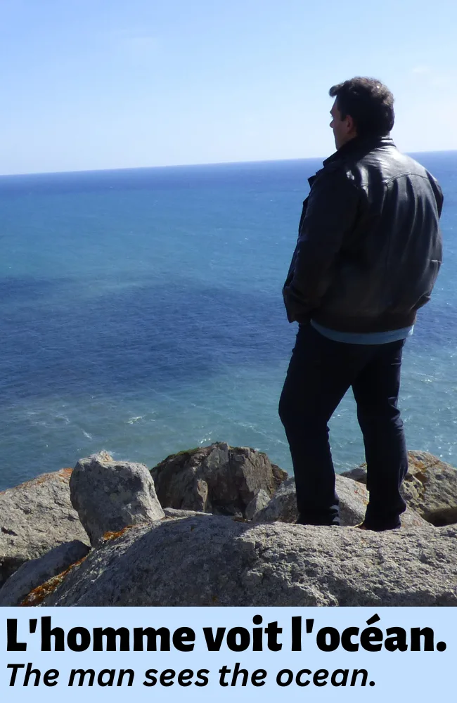 L'homme voit l'oc&eacute;an. The man sees the ocean.