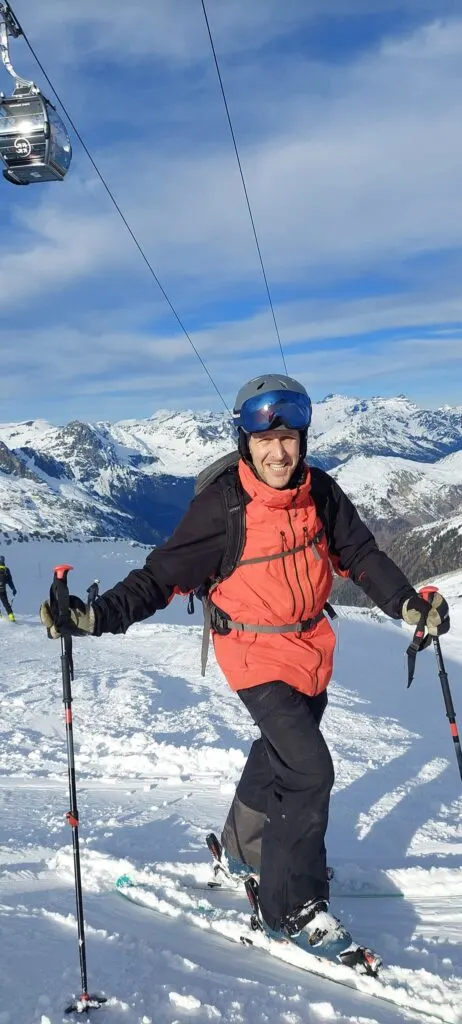 Example of how to use "retrait&eacute;" (retired) in French. Picture of David skiing in France.